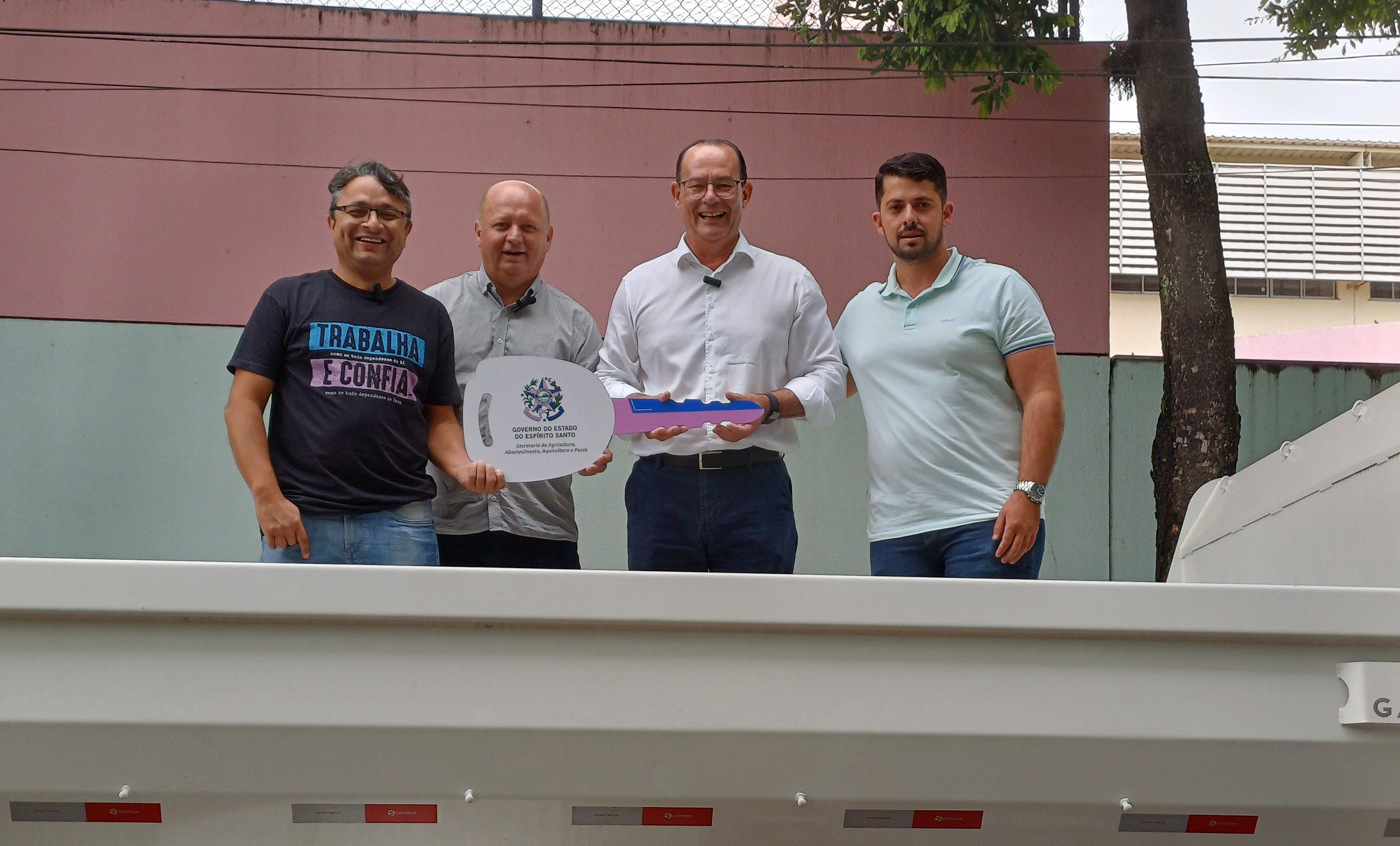 Governo do Estado entrega caminhão basculante ao município de Mantenópolis