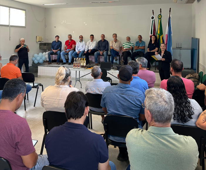 Entrega de máquina de cera alveolada e equipamentos do Funsaf fortalece apicultura capixaba