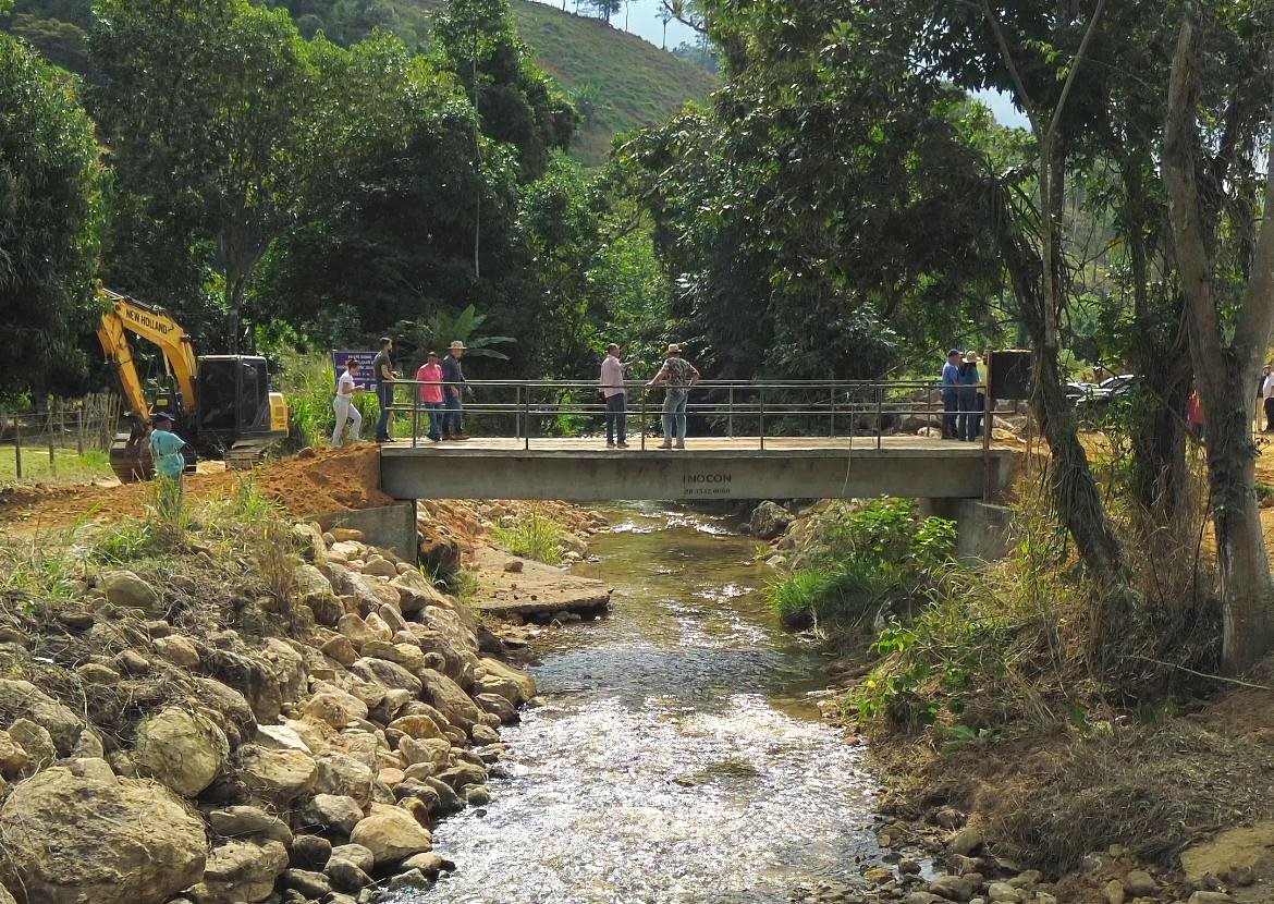 Guarapari recebe novas vigas de concreto para ponte rural no Rio Calçado-1|||Fotógrafo:Henrique Fajoli/Seag
