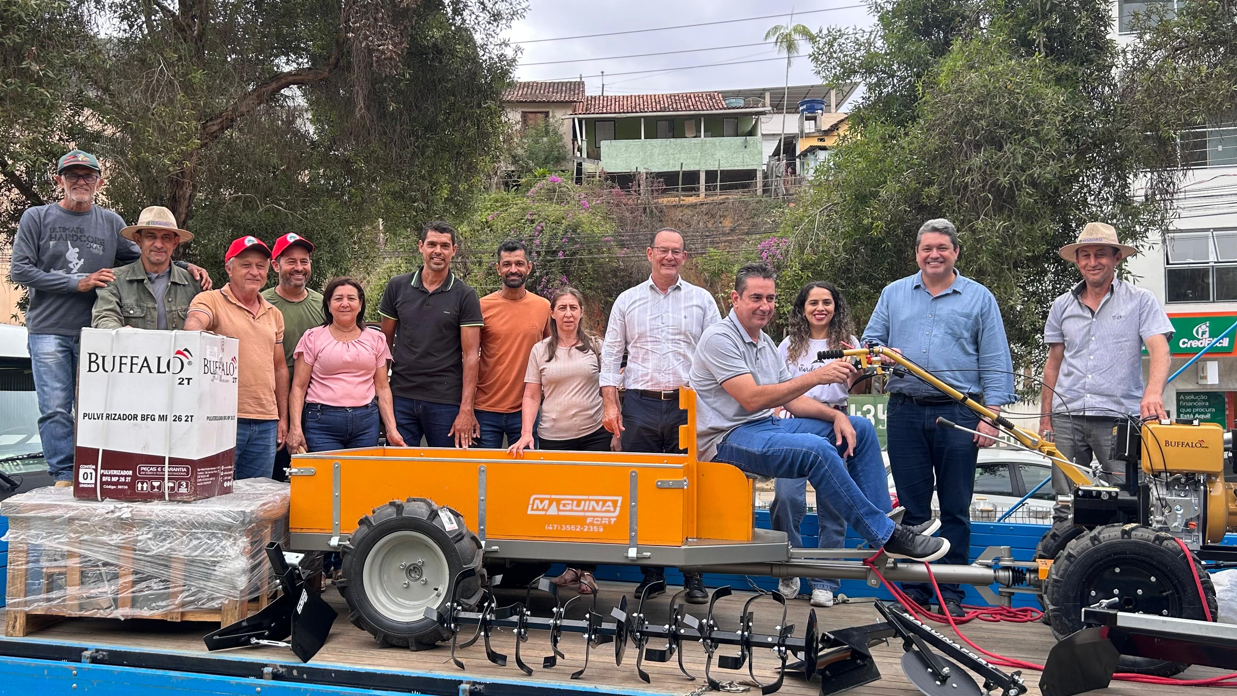 Governo do Estado entrega equipamentos do Funsaf a agricultores de Águia Branca|||Fotógrafo:Henrique Fajoli/Seag