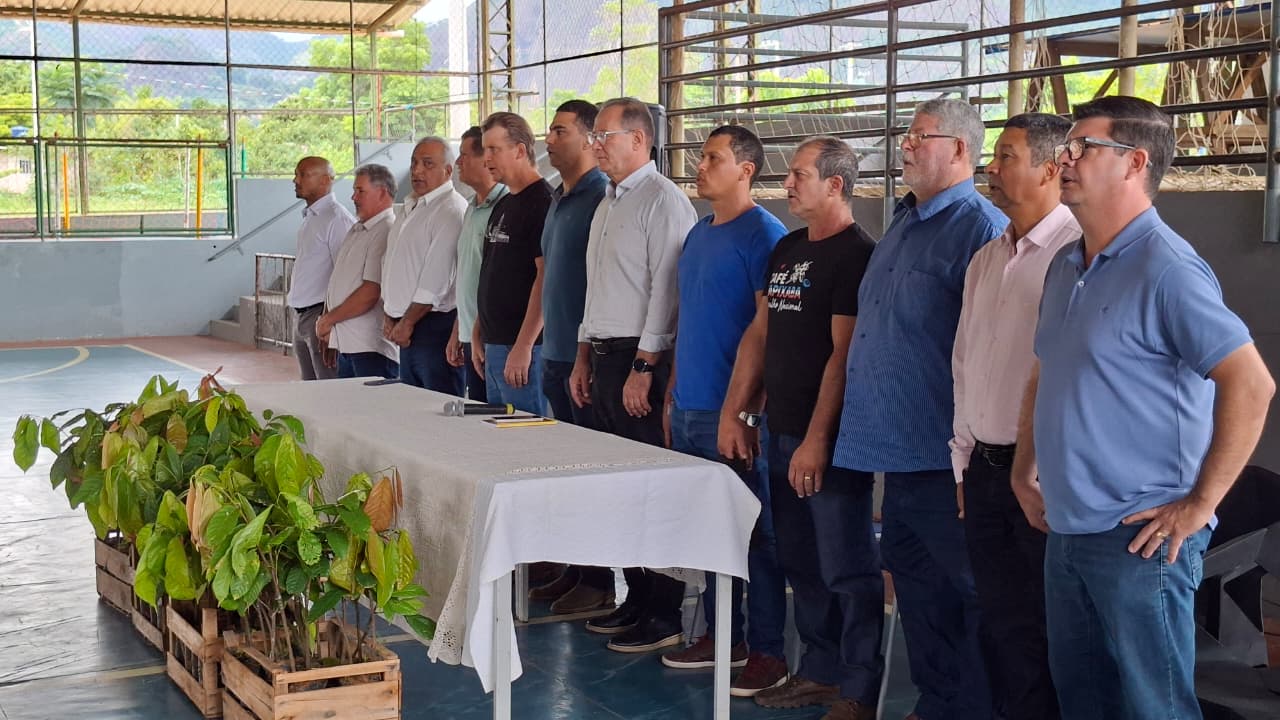 Seag realiza entrega de mudas e equipamento agrícolas em Afonso Cláudio