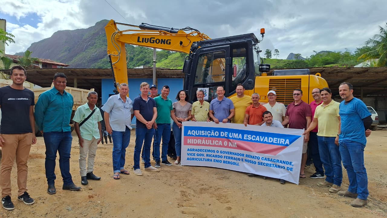 Pancas recebe escavadeira hidráulica para ampliar obras e serviços no meio rural