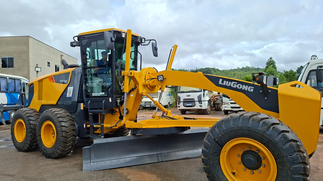 Santa Maria de Jetibá recebe motoniveladora para melhoria das estradas rurais